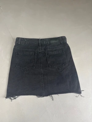 Svart jeanskjol med rå kant - Säljer en svart kort jeanskjol från uniq. Storlek 158, mycket bra skick, nästan aldrig använd. Väldigt bra och fin jeanskjol, pris kan diskuteras.