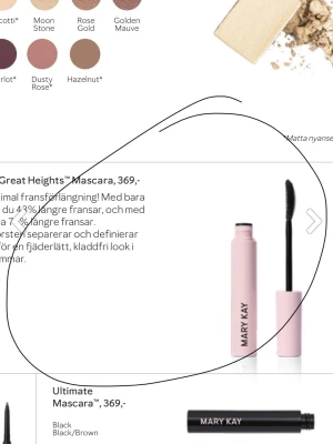 Mary Kay Great Heights Waterproof Mascara - Ny Snygg mascara från Mary Kay i modellen Great Heights Waterproof. Kommer i en stilren ljusrosa tub med svart text och har en smal, böjd borste för att separera och definiera fransarna. Perfekt för dig som vill ha längd och volym utan kladd.