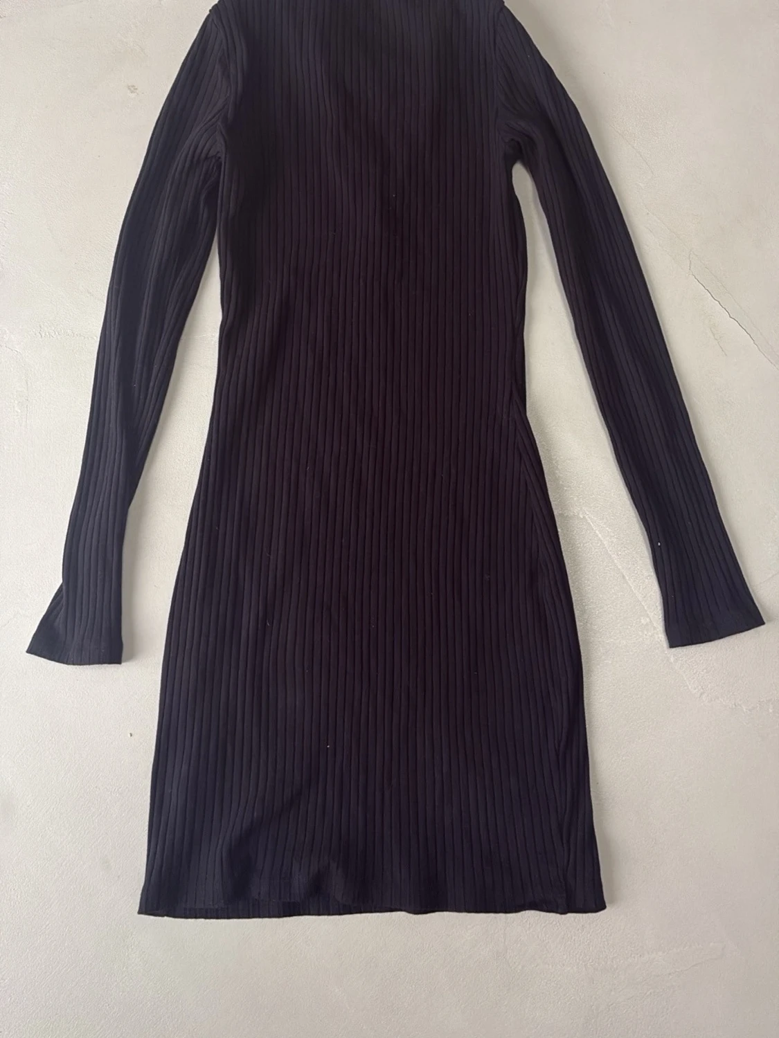 Svart ribbad långärmad klänning - 1