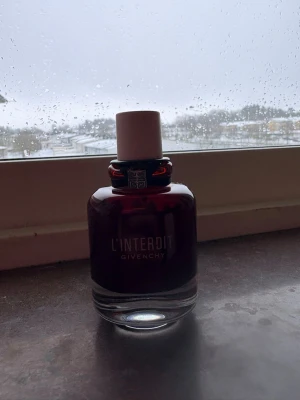 Givenchy L'Interdit Rouge parfym - Givenchy L'Interdit Rouge  parfym 50ml saknas max 5 ml. Se bild. Saknar original kork så kommer med en annan. Kom med prisförslag 