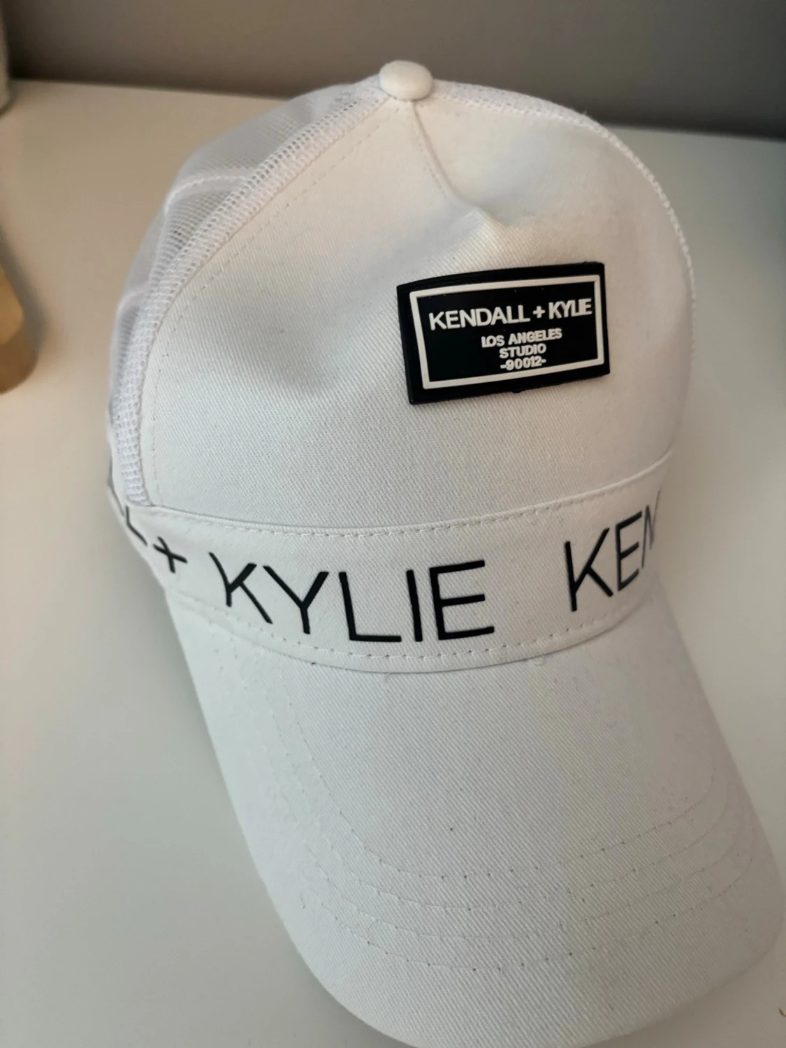 Vit keps från Kendall + Kylie - 1