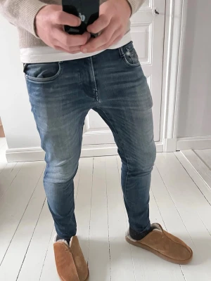 Replay Anbas stretch  - Replay Anbas stretch, Inga större defekter. Modellen i bilderna är 180 cm 75 kg pch bär Storlek , W30 L32 , Måtten i sista bilden är A: 39 cm B 91 cm:, Kom med frågor! 