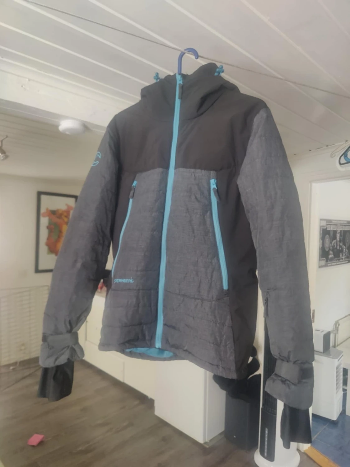 Grå och svart vindjacka med blå detaljer