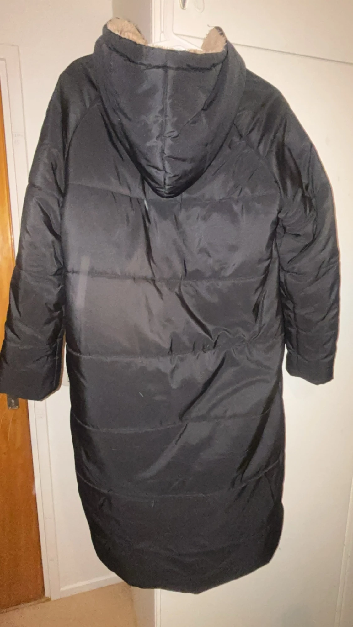 Svart lång dunjacka med huva - 1