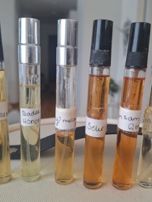 6 st 10 ml arabiska parfymer  - 6 st 10 ml flaskorna med arabiska parfymer.  Ni ser mängd kvar i varje. Perfekt för dig som vill testa olika dofter. Voux Patissiere, Sehr, Badee al oud honor and glory, Ansam gold, Juicy melange, Manar natural intense.