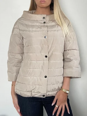 Beige Herno liknande jacka  - Följ för likande! Beige hernoliknande jacka från Guess i storlek S. Passar perfekt till våren. Jackan har några sminkfläckar vid kragen (bild) som med största sannolikhet går bort i tvätten samt saknar en knapp (näst längst ner) och går därav inte att stänga helt, vilket inte syns när jackan bärs och är lätt fixat. Tryck köp nu eller skriv vid frågor! 