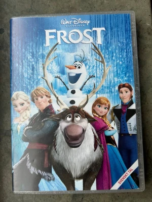 Frost dvd - En DVD med filmen Frost. Skivan är en 1-disc utgåva. Ljudspår på svenska, finska, engelska och isländska. Textning på svenska, finska, engelska och isländska. Filmen har en speltid på 1 timme och 30 minuter. Produktionsår 2013. Rekommenderas från 7 år.  Finns på språk: Svenska, Engelska, Finska, Isländska   OBS!! Skivan hackar några sekunder här och var de första minuterna, men fortsätter sedan som vanligt utan problem, alltså inget som hindrar uppspelningen!