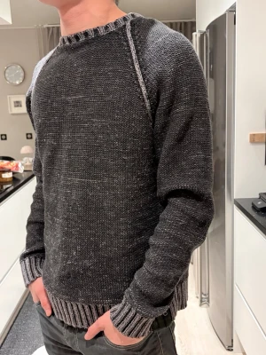 Mörkgrå stickad tröja - Säljer denna tvärfeta vintage tröjan i stl L. Asfet tvätt som ger en sjyst kontrast till de svarta. Passar bra till ett par mörka jeans och mörka skor. Ett asfett plagg som du måste slå till på! Hör av dig.