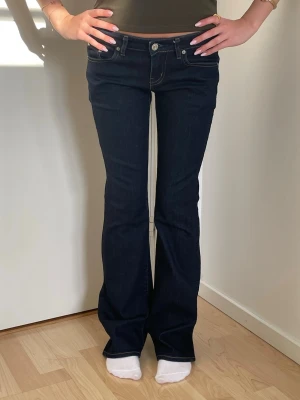 Lågmidjade jeans - Superfina lågmidjade jeans från uniqlo! Midjemått tvärsöver: 37cm Grenmått: 20cm Innerbenslängd: 79cm Jag är 158cm för referens💓