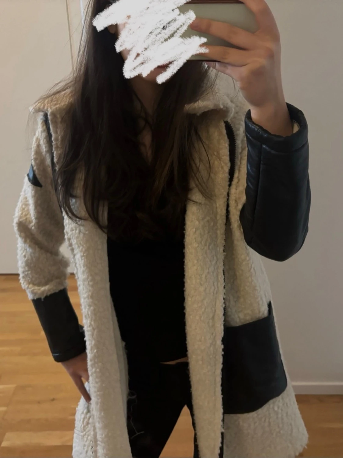 Beige teddyjacka med svarta detaljer