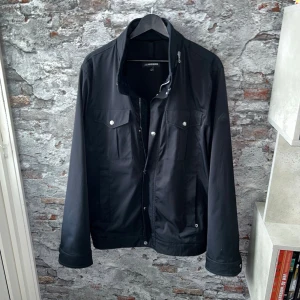 Helt Ny J.lindeberg field jacket  - Helt ny, inga defekter och endast testad! Passar dig som är mellan 185-195cm ungefär. Nypris ca 3500kr. Modellen är 185 cm, 75kg. Passar bra nu till våren! Skriv för mer information!🤝