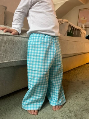 Blårutiga barnbyxor  - Byxor som jag sytt helt själv!😊 Passar 12-18m, 86. Finns fler byxor och andra kläder på min hemsida, Googla Emanuel Dsgn! Allt är handgjort🫶🏻 Skriv om ni önskar annan strl