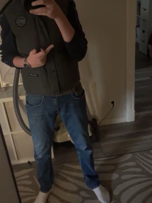 Canada goose väst - Säljer min canada goose väst nu eftersom jag ska köpa en ny vårjacka och behöver pengar. Västen är 100% äkta och den har inga fel. Västen är i storlek M. Priset är inte hugget i sten så kom med förslag.