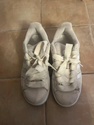 Vita Adidas sneakers med mockadetaljer - Snygga vita Adidas campus sneakers i fin skick