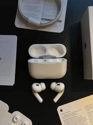 Apple AirPods Pro - (gen 2, usb-c)  - Säljer ett par Apple AirPods Pro i mycket gott skick. Fullt fungerande med bra batteritid och utmärkt ljudkvalitet. Aktiv brusreducering och transparensläge fungerar perfekt. Ingår: - AirPods Pro (vänster & höger) - Laddetui - Originalförpackning - Laddkabel - Extra öronproppar (olika storlekar) - Manualer    Hör gärna av er vid frågor! 🥰    (Skicka prisförslag!) 