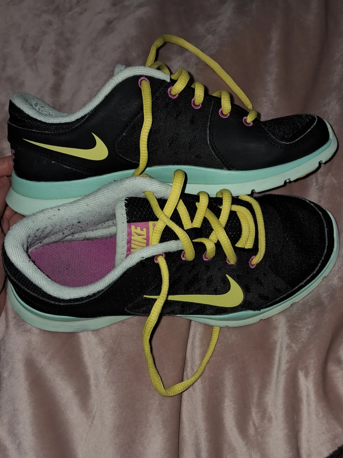 Nike svarta sneakers med gula detaljer