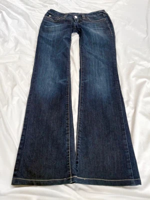 Mörkblå superlågmidjade bootcut jeans - Sååå sjukt snygga vintage superlågmidjade jeans! 