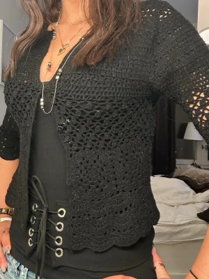 Svart virkad kofta med trekvartsärm - Snygg svart virkad kofta med trekvartsärm från impuls, storlek xs. Skriv om du har frågor💕