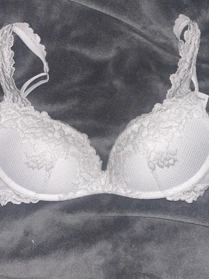 Grå intimissmi bh - Knappast använd, säljer då den inte passar mig. Klippte bort lappen där bak för den kliade