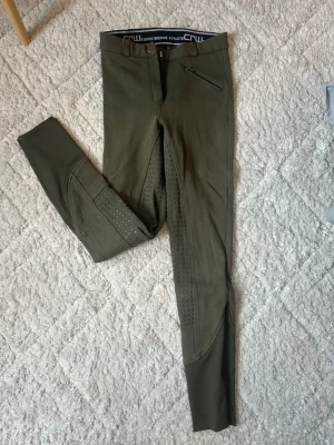 Ridbyxor från Crw - Gröna ridbyxor från Crw💚Storlek 36