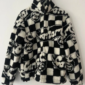 Carhartt vårjacka - Säljer en fluffig teddyjacka i storlek S från Carhartt i svartvitt rutmönster med stora loggor på. Jackan har hög krage, dragkedja framtill och två sidofickor. Jättefint skick, enbart använd ett fåtal gånger. Katt finns i hemmet.