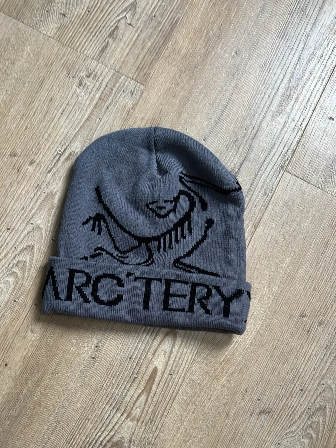 Grå mössa från Arc'teryx
