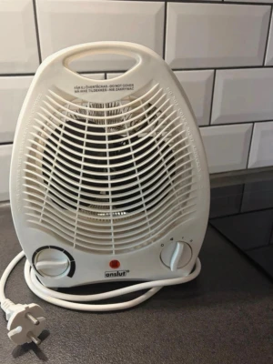 Vit värmefläkt från Anslut - Smidig och kompakt vit värmefläkt från Anslut med rundad form och två vred för effekt och temperatur. Utrustad med ett skyddsgaller framtill, indikatorlampa och lång vit sladd med stickkontakt. Perfekt för att snabbt värma upp mindre rum.