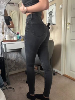 Svarta skinny jeans från BikBok  - Säljer ett par svarta skinny jeans från BikBok med hög midja och klassiska fem fickor. Jeansen är lite stretchiga så dom är bekväma att ha på. Perfekta till en utekvälls outfit eller en avslappnad look med en hoodie eller topp. Dem är använda en gång så dem är i nyskick☺️❤️‍🔥