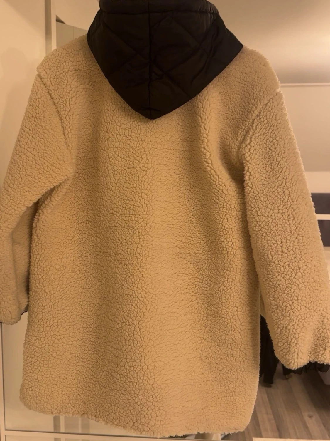 Beige teddyjacka med svarta detaljer - 1