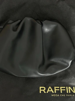 Svart dumplingväska från Raffinato - Trendig svart dumpling väska från Raffinato i mjukt, slätt konstläder. 
