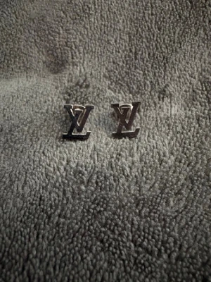 Silvriga örhängen.  - Silvriga örhängen med plopp baktill. Helt nya!