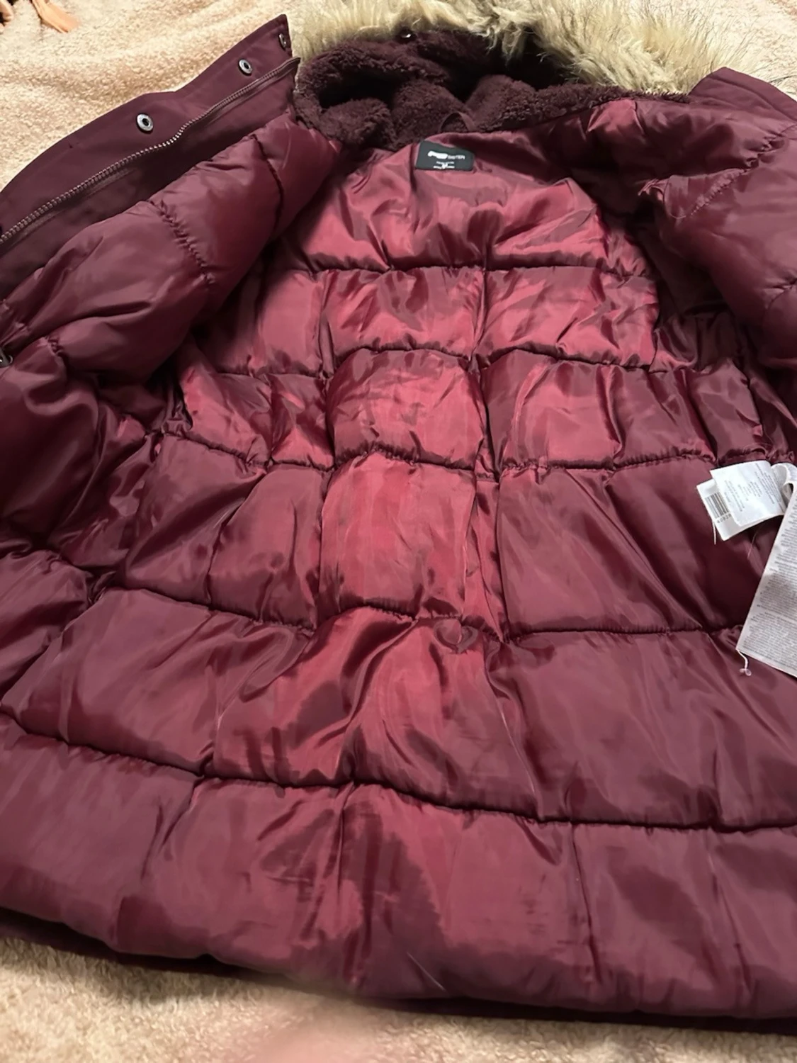 Vinröd pufferjacka från F&F - 1