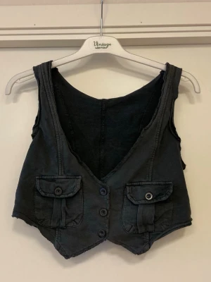 🍒Vintage y2k väst🍒 - 🍒WILD WEST🍒Snygg unik bleksvart väst med knappar framtill, råa kanter och två fickor med lock. Kommer i ett stretchigt mjukt bomullstyg.🍒