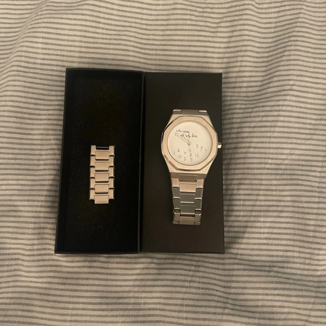 Silvrig klocka med textad urtavla - 4