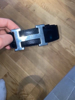 Svart bälte  - Helt nya bälten – 110 cm Snygga och helt oanvända bälten i längden 110 cm. Medföljer håltång så du enkelt kan anpassa storleken efter dig. Perfekt både till vardag och fest.