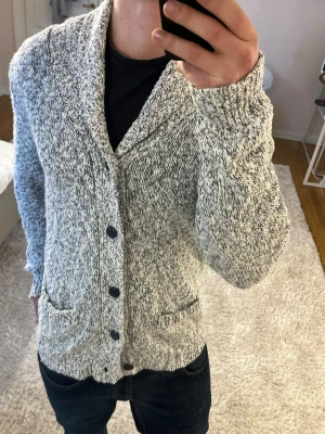 Stickad cardigan  - Cardigan | Mycket bra skick | Size - L | Pris 399 | Hör av dig vid minsta fråga eller fundering📩