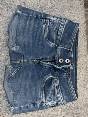 Blå jeansshorts - Fina jeansshorts från Pepe jeans, har klippt av dem själv men är i otroligt bra skick. 🩵