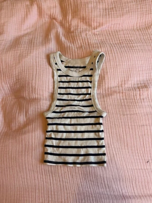 Randigt linne - Svart/vitt randigt ribbat linne, aldrig använt. 