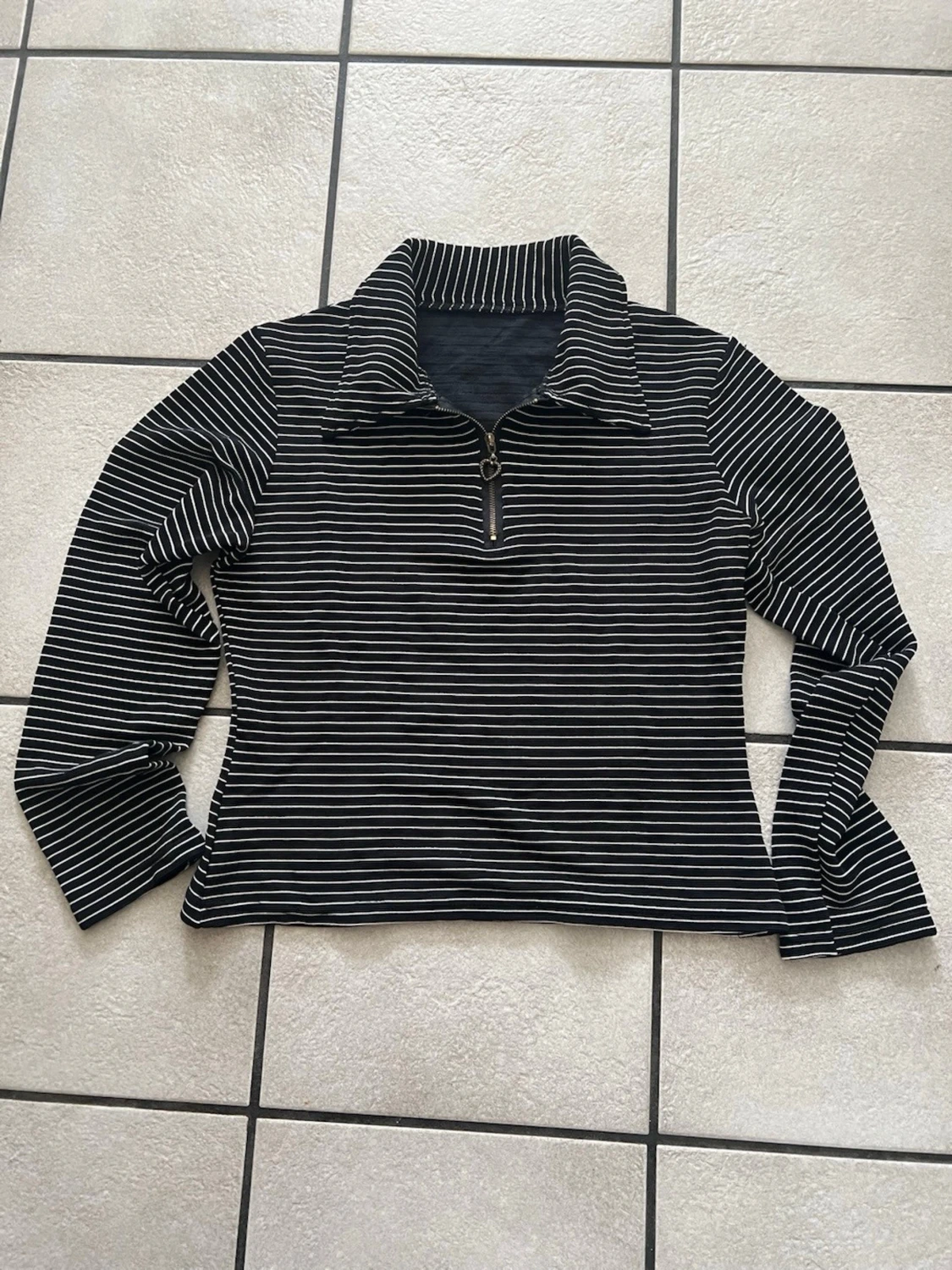 Svartvit randig långärmad topp