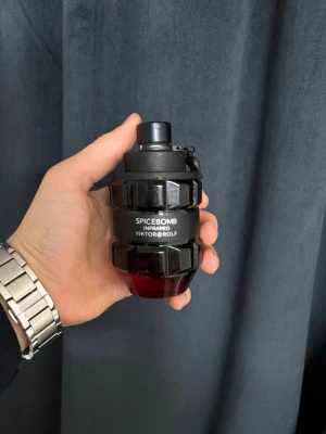 Spicebomb Infrared parfym Viktor & Rolf - Spicebomb Infrared från Viktor & Rolf är en herrparfym i en cool, granatinspirerad flaska med svart och röd design. Flaskan är robust och har en unik form som sticker ut i badrumsskåpet. Doften är kryddig och intensiv, perfekt för dig som gillar starka intryck. 90ml 