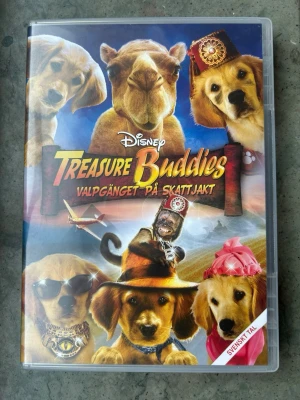 Treasure buddies dvd - DVD-film med "Treasure Buddies - Valpgänget på skattjakt". Filmen har svenskt tal och text på svenska, finska, engelska och isländska. Ljudspår är Dolby Digital 5.1. Produktionår 2011. Åldersgräns 7 år. Speltid 1 timme och 29 minuter.  Finns på språk: Svenska, Engelska, Finska    OBS!! skivorna är begagnade så det kan förekomma repor/hairlines på skivorna, men då jag kollar igenom alla filmer jag säljer garanterar jag att alla funkar felfritt om inget annat står! :)