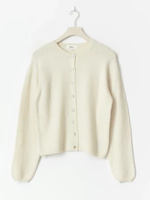 Vit kofta  - Mysig krämvit kofta med rund hals och knappar framtill. Koftan har långa ärmar och ribbade muddar vid ärmslut och nederkant. Perfekt att slänga över en t-shirt eller linne för en enkel och clean look.