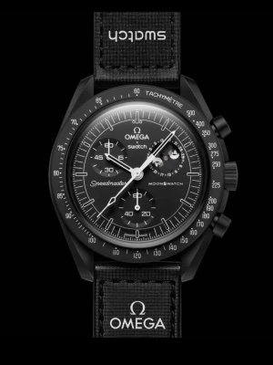Omega x Swatch Speedmaster MoonSwatch - Snygg svart Omega x Swatch Speedmaster MoonSwatch med tachymeter och kronograf. Klockan har svart textilband med Omega och Swatch-logga, samt detaljerad urtavla med vita visare och index. Perfekt för dig som gillar ikoniska samarbeten och stilren design.