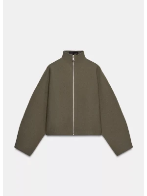 Vårjacka   - Stickad jacka från Zara , jätte snygg men har aldrig kommit till användning. Det finns två fickor . Jätte skönt material passar bra till våren