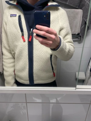 Patagonia fleece - Beige patagonia i nyskick, köpt för ungefär 2 månader sen och inte använd så mycket, hör av er för fler bilder!
