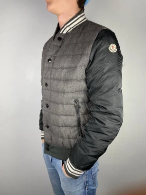 Moncler bomber jacka    - Size XL passar M | Dkick 9/10 | Modellen är 184. 74 kg | Hör av dig vid frågor!
