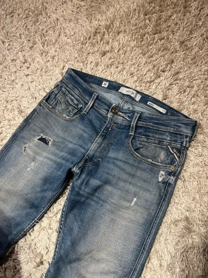 Replay anbass hyperflex jeans slim fit med slitningar w31 - Replay anbass hyperflex jeans med riktig snygga slitningar och en slim passform. Mycket bra skick , inga märkvärdiga defekter, strlk w31 L32. Postas antigen samma dag som köp eller dagen därpå🙌💯