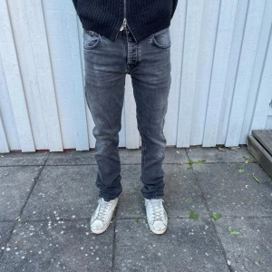 Nudie jeans  - Nudie jeans - Modell: Grim Tim(Lapp saknas) - Storlek: Lapp saknas(tippar på W32/L34 men fråga om mått) - skick: 8/10 - Nypris runt 2000kr