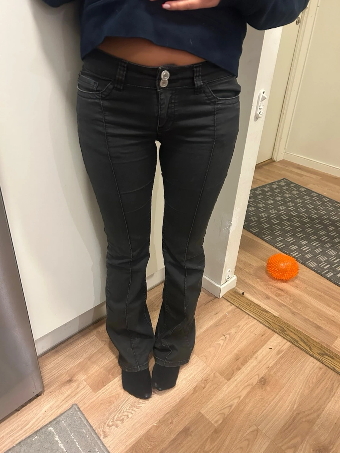 Svarta bootcut läderbyxor  med dubbla knappar - 2