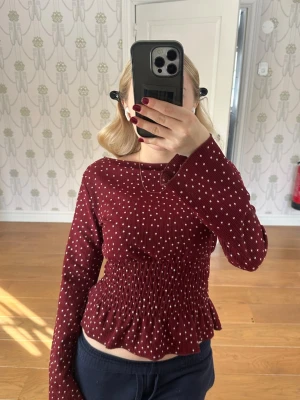 Prickig topp - Säljer denna vinröda pricka topp som endast är använd en gång❤️